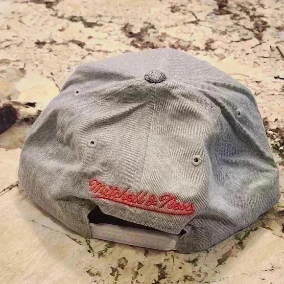 Mitchell & Ness Chicago Bulls Grey Adjustable One-Size Snap-Back NBA Cap Hat - Picture 3 of 10